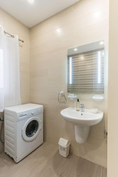Apartment Sea View-hosted By Sweetstay *